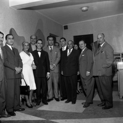 Lourdinha Bittencourt, Nelson Gonçalves (de gravata borboleta), Rômulo Paes (de gravata quadriculada), Newton Teixeira (parcilamente encoberto) e Herivelto Martins (2º da direita para a esquerda), entre outros