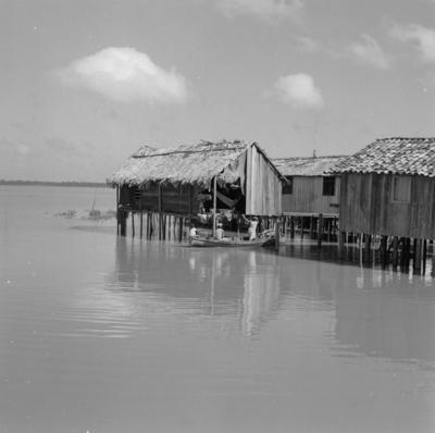 Vila da Barca, palafitas flutuantes