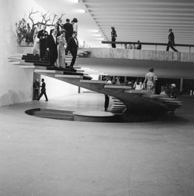 Recepção em homenagem à Rainha Elizabeth II. A escada helicoidal foi projeto dos arquitetos Milton Ramos e Joaquim Cardoso