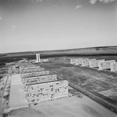 Vistas aéreas de Brasília, Esplanada dos Ministérios e Praça dos Três Poderes ao fundo.