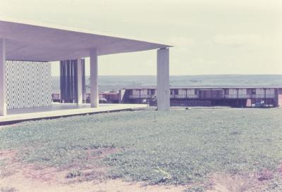 Faculdade de Educação. À esquerda está o prédio da Reitoria e, à direita, o alojamento dos professores