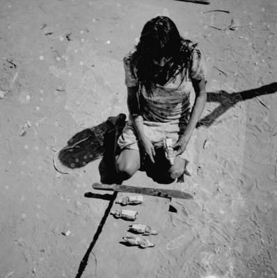 Mulher do povo Karajá confeccionando bonecas de cerâmica chamadas Ritxòkò