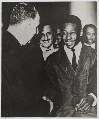 Encontro do então presidente Médici (à esquerda, de perfil) com Pelé (de frente, apertando a mão do governante)