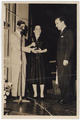 Aracy de Almeida com troféu