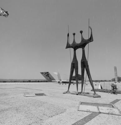 Panteão da Pátria e da Liberdade Tancredo Neves e "O Pombal", escultura de Oscar Niemeyer