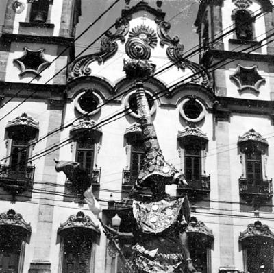 Carnaval de rua em frente à Igreja Matriz do Santíssimo Sacramento de Santo Antônio