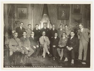 Prado Junior (prefeito do Rio de Janeiro), sentado ao centro em seu gabinete, durante reunião sobre a conclusão do arrasamento do Morro do Castelo e remodelação da cidade