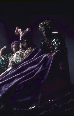 Série Mangueira - Mangueirenses em trajes verde e rosa