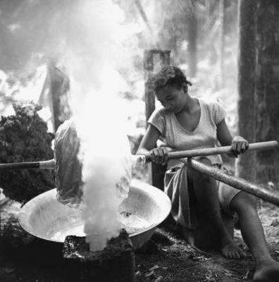 Ilha de Marajó - Mulher defumando látex
