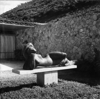 Residência de Edmundo Cavanellas, projeto do arquiteto Oscar Niemeyer e Burle Marx, com a escultura Mulher deitada, de Alfredo Ceschiatti