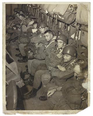 Paraquedistas norte-americanos em ação, provavelmente durante a operação Tomahawk