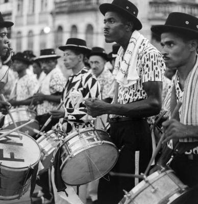 Integrantes do cordão Filhos do Morro no carnaval