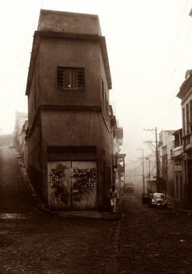 Sobrado na esquina da rua Conselheiro Zacharias com a ladeira do morro da Saúde