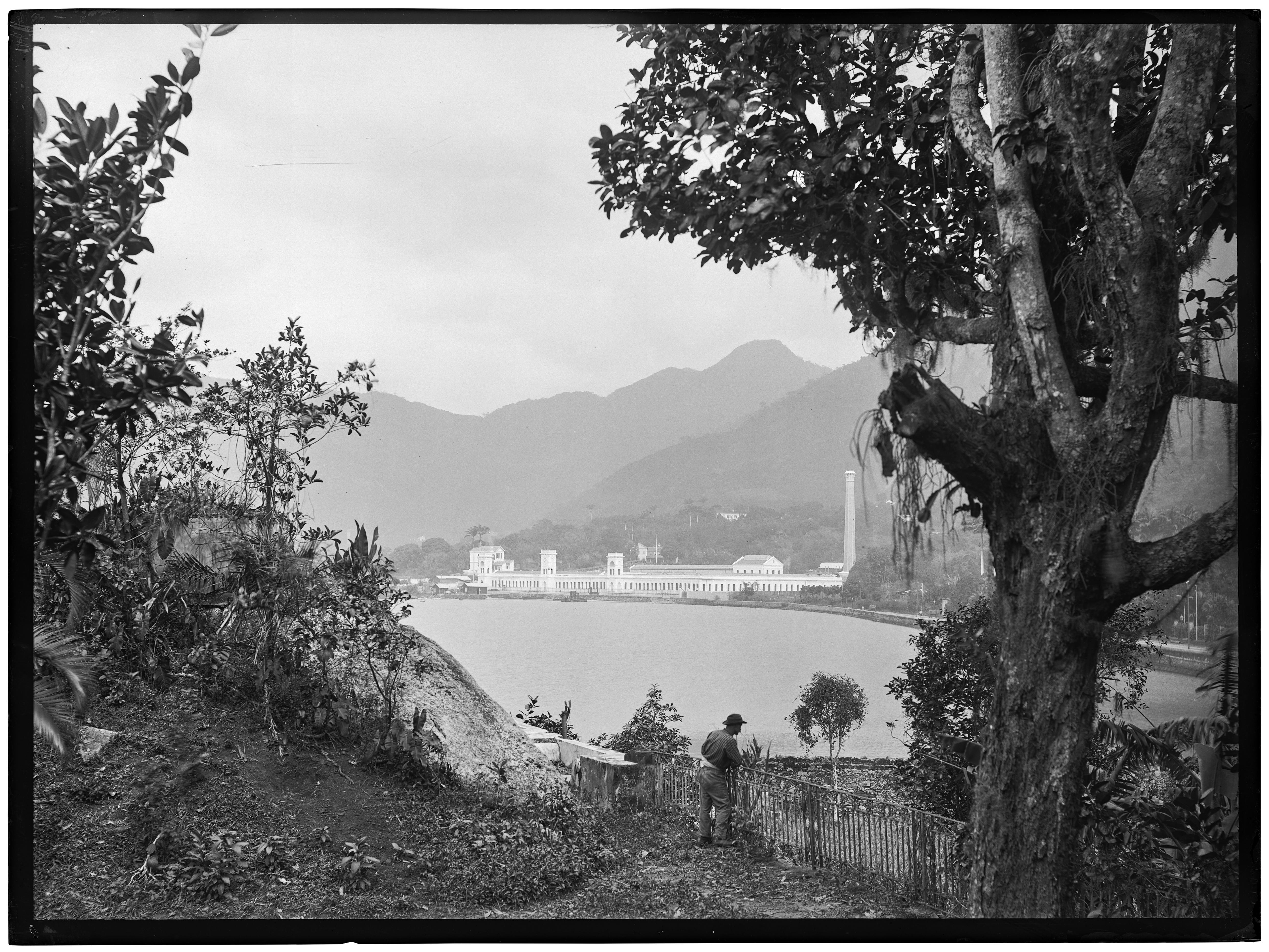Vista da Lagoa Rodrigo de Freitas, com a Companhia de Fiação e Tecelagem Corcovado ao fundo