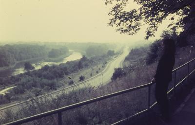 Lena Coelho dos Santos olha para o rio Danúbio