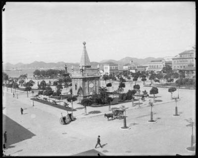 Praça XV de Novembro; chafariz do mestre Valentim e, ao fundo, a estação das barcas