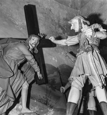 Via Crucis, Passos da Paixão, esculturas de Aleijadinho, Cristo no Passo da Cruz às costas