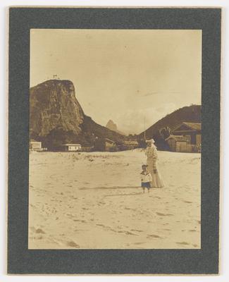 Mulher e criança na praia de Copacabana