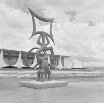 Escultura "O Rito dos Ritmos", de Maria Martins