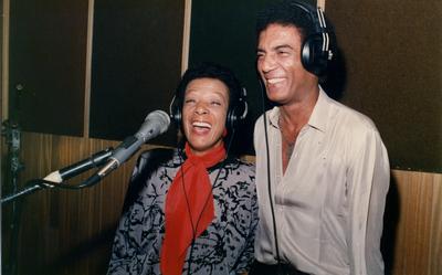 Elizeth Cardoso ao microfone em estúdio