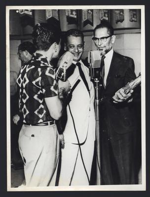 J. Cascata e Tenório Cavalcanti ao microfone