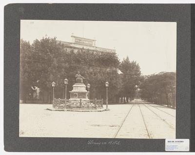Estátua de José de Alencar; em frente ao Hotel dos Estrangeiros