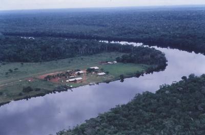 Vista aérea de propriedade rural em meio à floresta