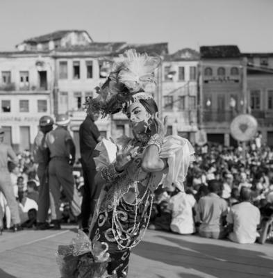 Homem fantasiado de mulher no carnaval