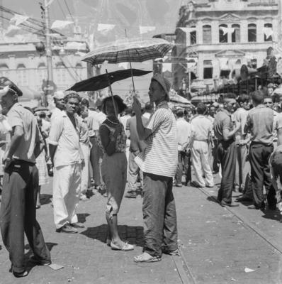 Pessoas assistindo ao carnaval de rua