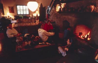 Pessoas reunidas em sala de estar