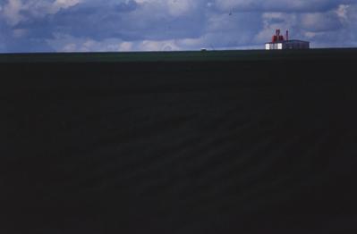 Fazenda Pirapó - plantação de soja com celeiro ao fundo