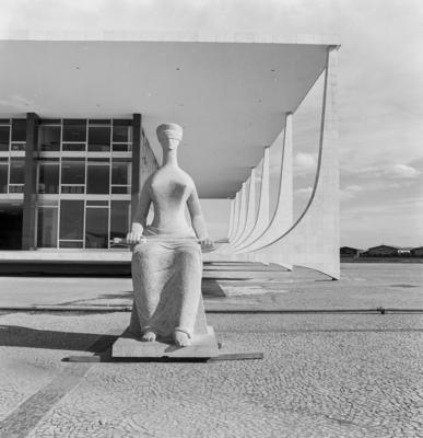 "A Justiça", escultura de Alfredo Ceschiatti