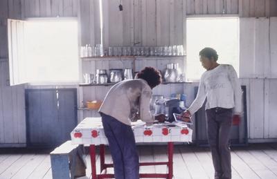 Pessoas não identificadas na cozinha