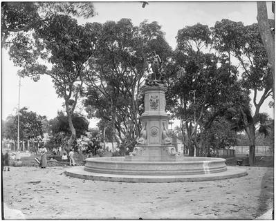 Jardim do Palácio do Catete - chafariz com escultura