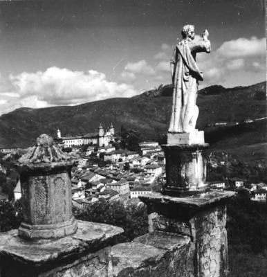 Vistas de Ouro Preto e casario a partir do adro da Igreja de São Francisco de Paula