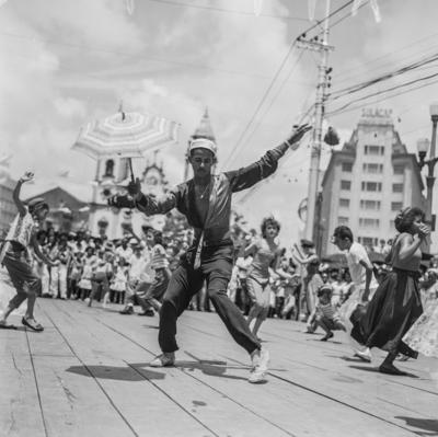 Passista de frevo em frente à Igreja Matriz do Santíssimo Sacramento de Santo Antônio