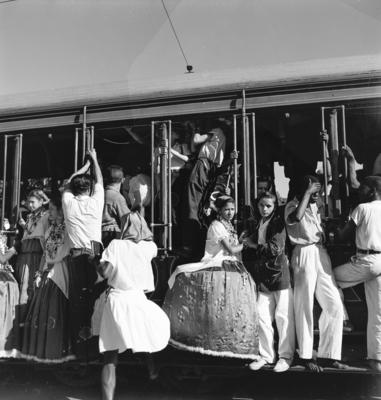 Bonde no carnaval lotado de foliões