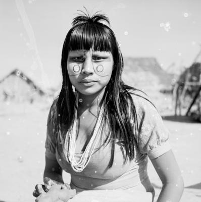 Mulher do povo Karajá confeccionando bonecas de cerâmica chamadas Ritxòkò