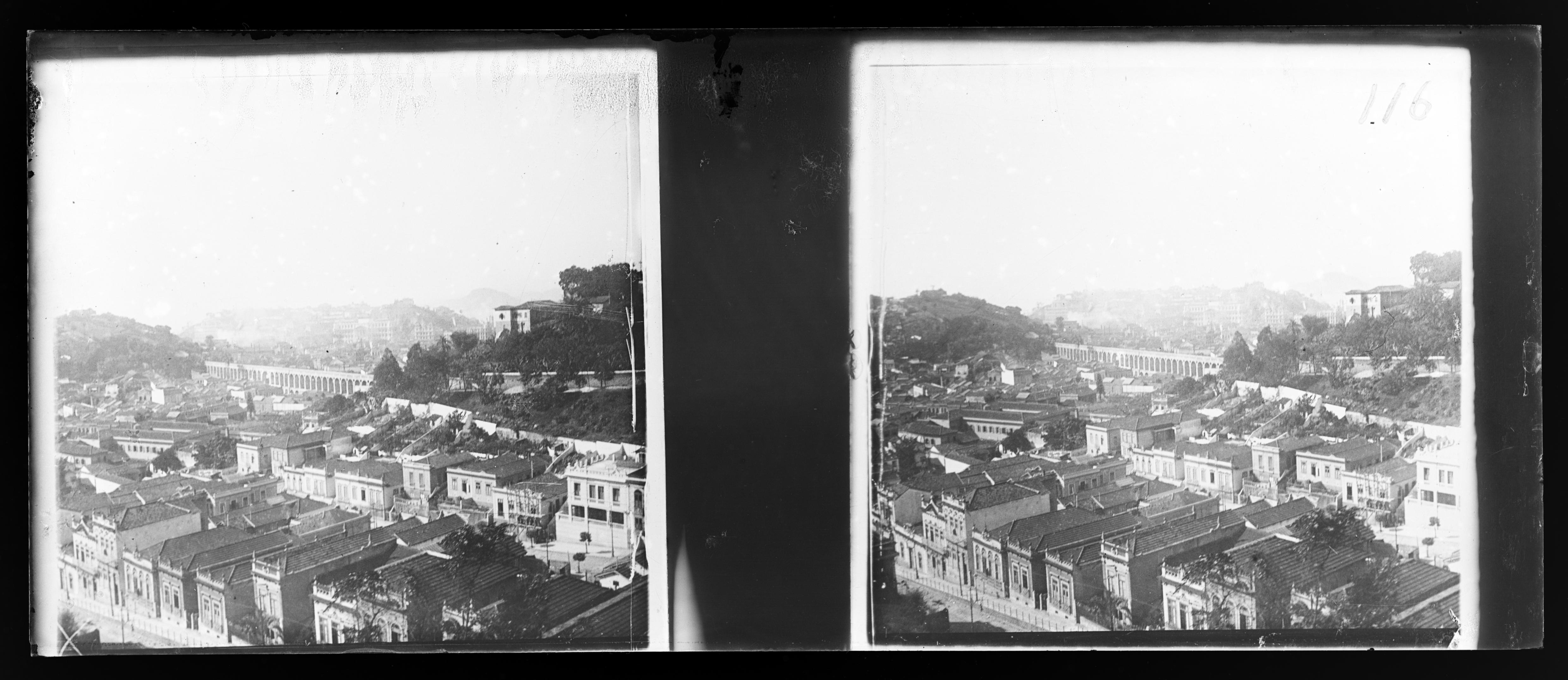 Lapa vista de Santa Teresa; ao fundo, os Arcos da Lapa