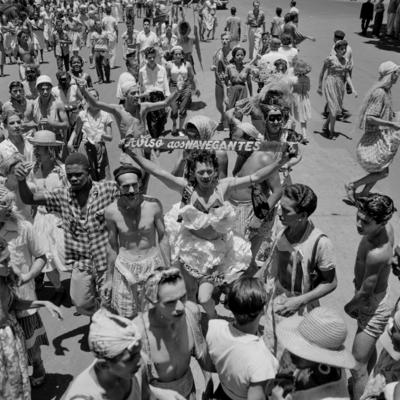 Carnaval de rua, homens fantasiados de mulher