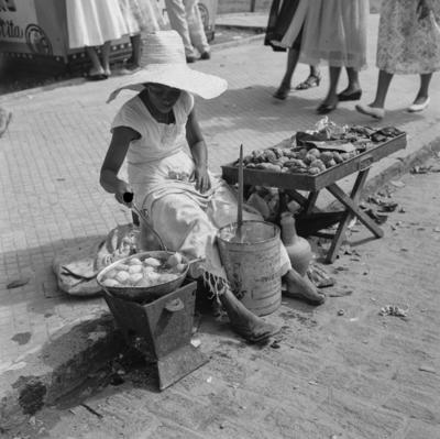 Vendedora de acarajé na procissão de Nosso Senhor dos Navegantes