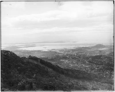 Panorama da região central e da zona norte da cidade; ao fundo, a Ilha do Governador