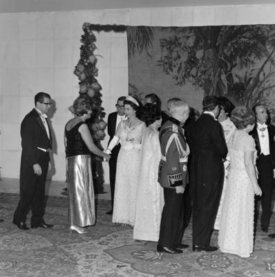 Cumprimentos durante a recepção em homenagem à Rainha Elizabeth II