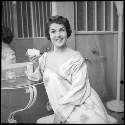 Vera Nunes em campanha publicitária da agência Lintas para o sabonete Lifebuoy