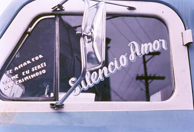 Janela de caminhão com a frase: "Se amar for crime eu serei um criminoso // Silêncio amor"