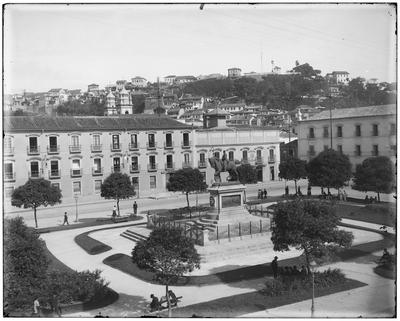 Monumento em homenagem ao Marechal Osório, estátua equestre, em frente ao Paço Imperial