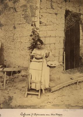 Mulher em casa às margens do Rio Negro