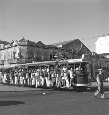 Bonde no carnaval lotado de foliões