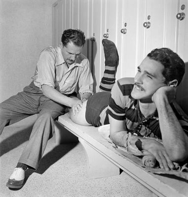 Excursão do Flamengo pela Europa - Técnico Flavio Costa faz massagem no jogador Nestor