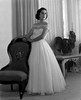 Maria Cecilia Villela Itiberê com vestido de baile